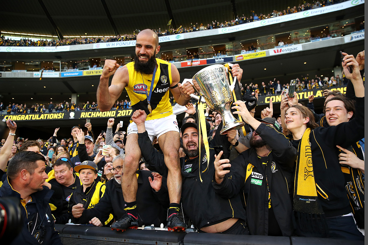 赛地聚焦——NBA总决赛集结日热度飙升，斯图加特遗憾出局，媒体盛赞，临场指挥获称赞 