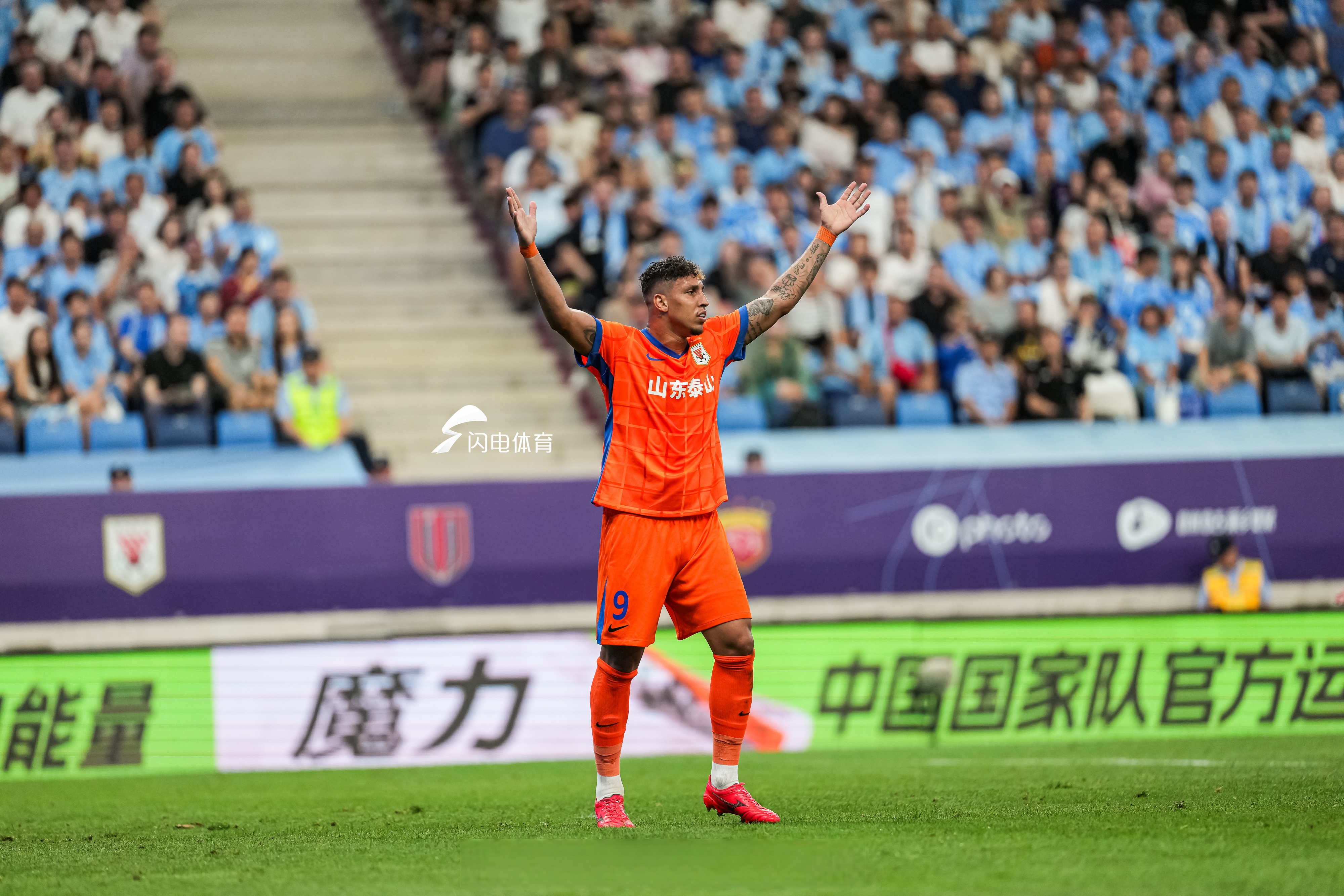 包含冲刺阶段突围战来临；山东泰山围绕中超防线松动；管理层满意；年轻球员得到机会的词条