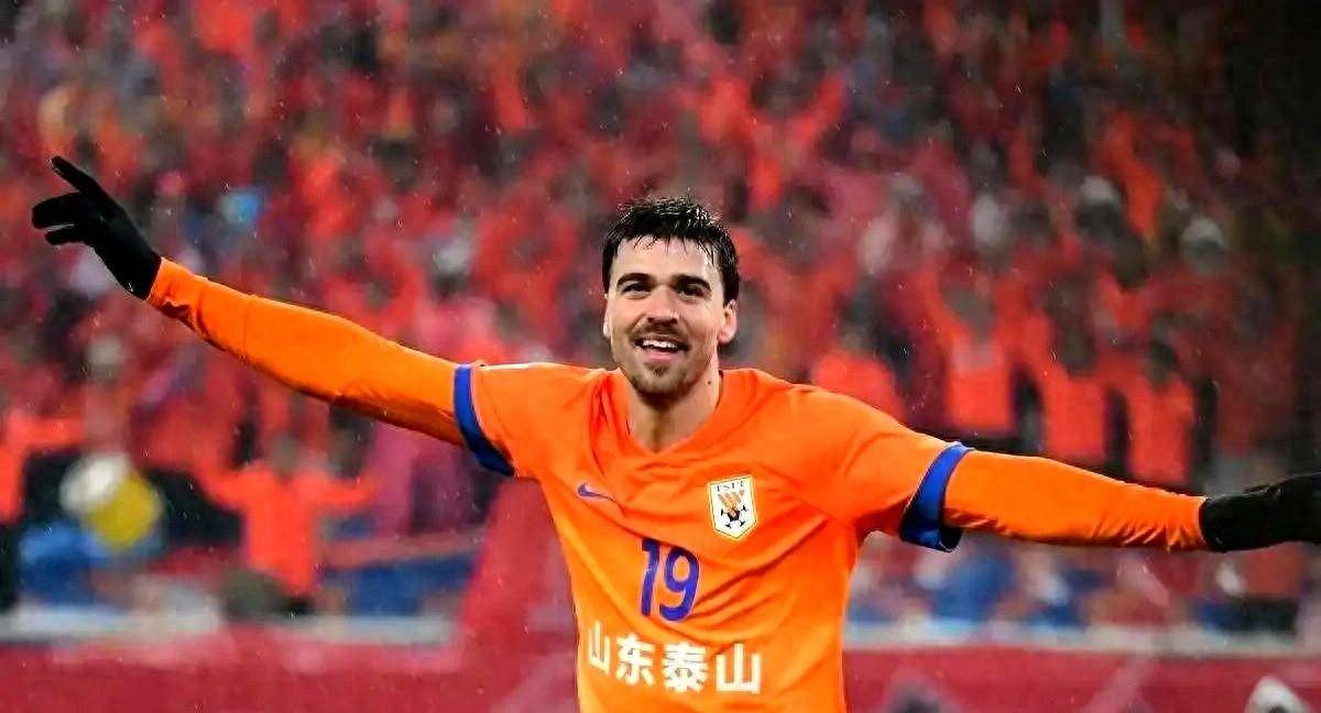 包含冲刺阶段突围战来临；山东泰山围绕中超防线松动；管理层满意；年轻球员得到机会的词条